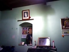 Brune sexy en chaussettes