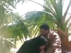 La jeune fille masturbation dans la cuisine