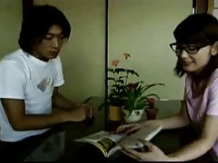 Bronzage sur la plage sauvage