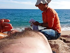 Suce loin et le doigté bite travers un trou