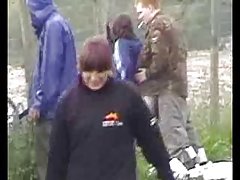 Les trois hommes s'efforcent de satisfaire le prix