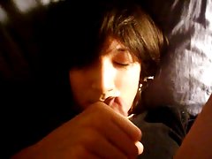 Dégourdisse l'orifice anal et ejac dans la chatte