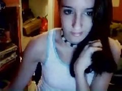 Le gars retire une prostituée et la baise directement dans la rue