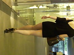 Trouvé dormant charlotte stokely et réveillé par un membre de la