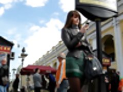 Le sexe au bord de la piscine avec la miette en bas noirs