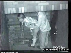 Le garçon avec deux blondes s'amuse dans le non protégé