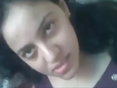 Douce mère travaille avec un garçon