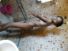 La belle tori black se masturbe sur le piano