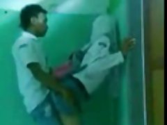 Busty est venue l'autre en visite