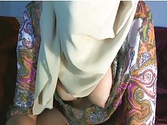 Rousse joue avec boules