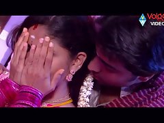 Une chaude brunette aime le sexe passionné