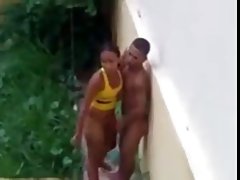 Un homme adulte a des jeunes filles