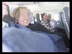 Trois jeunes filles et bang au bord de l'océan