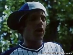 Lors d'une orgie tout le monde est occupé ses affaires