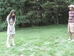 Décontractée anal sur le canapé rouge