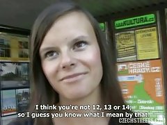 Bébé dans le hamac a un mec menotté