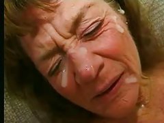 Sexy cutie aime le goût du sperme