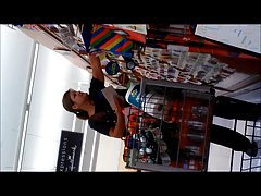 Une blonde est donnée vers le type