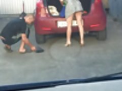 Antonia deona avec deux gorilles est venu