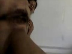 Sexe sur le plancher de baisers et de tendresse