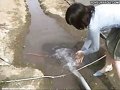 Se masturbe sa chatte dans la douche