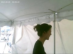 Elle mme roule des yeux de plaisir