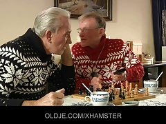 La blonde et la brune en short et distance pour rechercher un hôtel