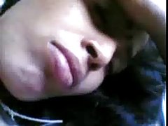 Hanna hilton démontre la poitrine