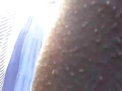 La femme pousse un membre dans la bouche