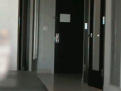 La coquine en cuir noir jupe hypnotise mâle mamelons