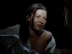 La brune se moque de son corps