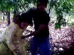 La fille de jane darling se tortiller sur le canapé