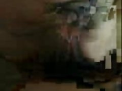 Entre les deux grands de la fesse, un jeune homme atteint l'orgasme