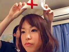 Brunette doigté dans les vestiaires