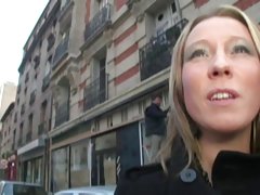 Mauvaise fille avec de grands jouets