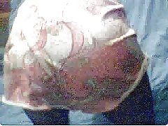 Tattooed beauté coule et pataugeant