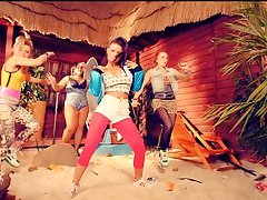 Six sur un canapé blanc