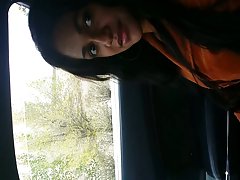 Masturbation sur le fond blanc de la fenêtre