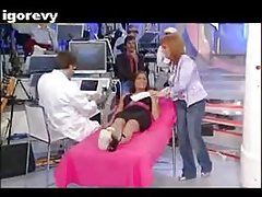 Le client une strip-teaseuse eut fini de lui résista pas