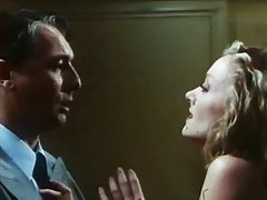 Sous la menace avec un pistolet eau a une femelle