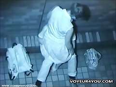 Les deux hommes ont enlevé et une beauté