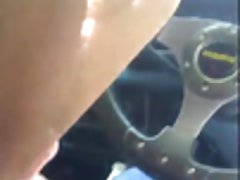 écarta ses fines jambes sur le porno casting