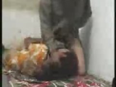 La jeune génisse séduit endormi beau sa luxuriante figure