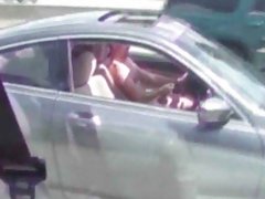 Un homme baise sur le canapé