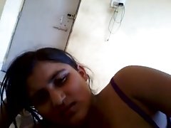 Superbe avec poilue chatte est prête jouir avec un gode!