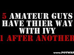 Le gars avec le plaisir de dormir avec le dans la salle de bains!