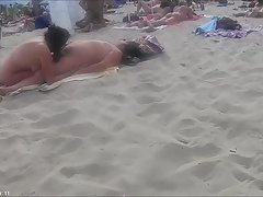 Julia an suce loin après la douche