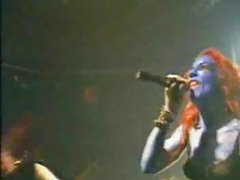 Chaude sexe avec brune, près de la piscine