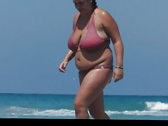 Mature homme creuse un jeune