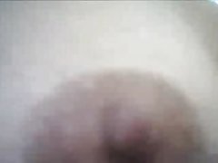 Lesbienne sur un canapé blanc